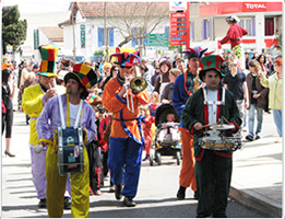 Fanfare - peña, Animation échasse, Parade peluche géante, Atelier maquillage, Structure sur ballons, Animations marché de Noël, Atelier barbe à papa, Des jeux pour les enfants avec cadeaux à gagne